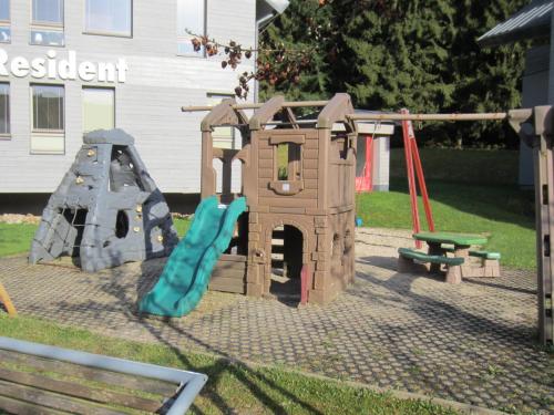Parque infantil, Family studio Resident s terasou a garáží (Family studio Resident s terasou, garazi, kuchynskou linkou, vhodne i pro rodiny s detmi, u sjezdovk) in Harrachov