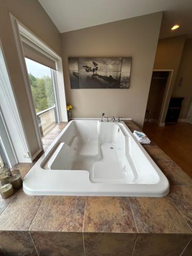 熱水浴缸, Pacific Rim Guest Lodge - Adults Only in 尤克盧利特市中心