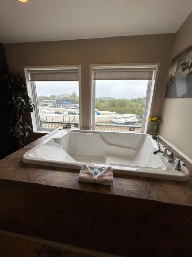 熱水浴缸, Pacific Rim Guest Lodge - Adults Only in 尤克盧利特市中心