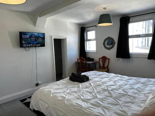 Cosy entire apartment super king bed near town center