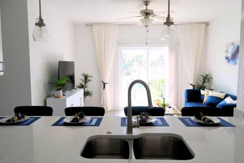 Beach Haven - 2BD Luxury Kings at Jax Beach in Jacksonville Beach, USA