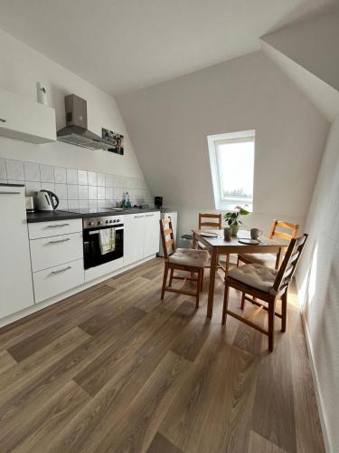 köök, 1 Raum Dachgeschosswohnung in ruhiger Lage in Limbach-Oberfrohna