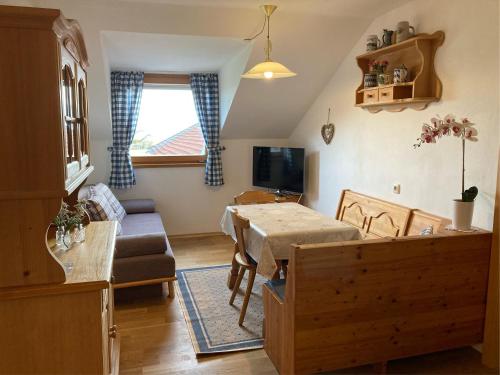 2 bedrooms, 5 beds