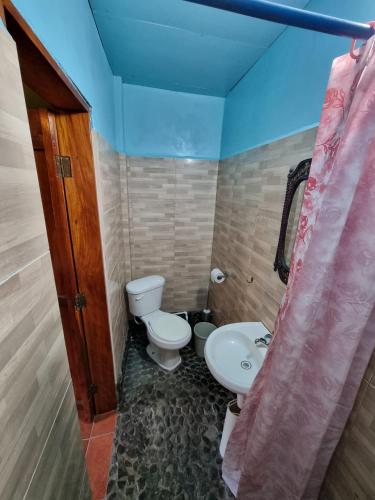 淋浴, B&B, family run homestay, Hospedaje La Penita in 上格拉西亚
