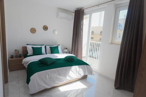 Luxury Bedroom with Private Bathroom and Balcony Best Area St Julians - 3 mins Seafront
