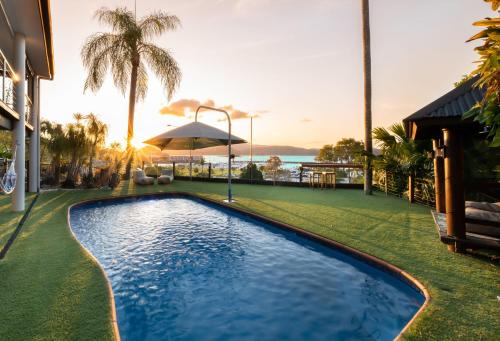 'Sail Away' Airlie Beach house with Marina Views