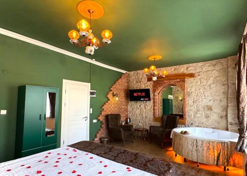 THE RED HORSE HOTEL - image 9