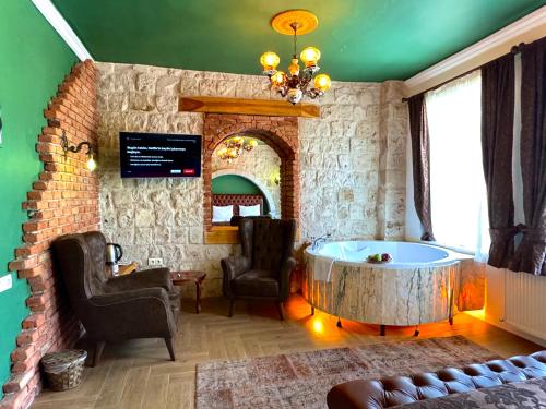 THE RED HORSE HOTEL - image 11