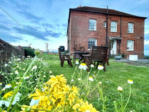 Exterior view, Colthrop Manor with Gardens in Thatcham
