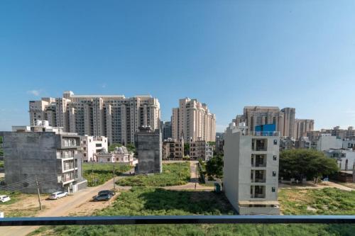 1 BHK Service Apartment Golf Course Road