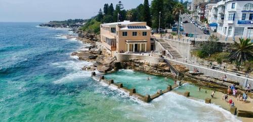 Walk to Coogee Beach Apartment Retreat
