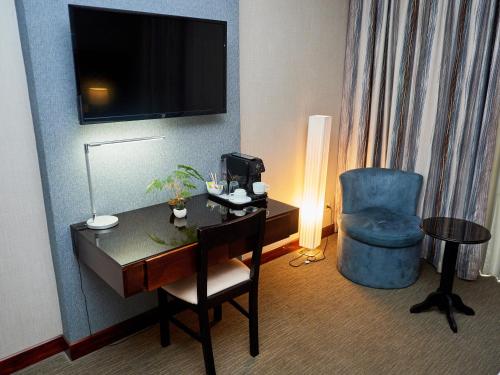 Deluxe Double Room with Two Double Beds image 2