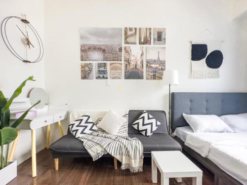 1 queen bed, 1 sofa bed