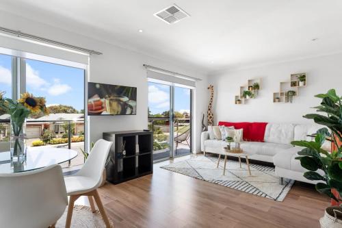 Lovely Renovated 2BR Townhouse WiFi Parking in Mitchell Park