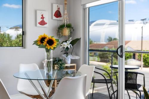 Lovely Renovated 2BR Townhouse WiFi Parking in Mitchell Park