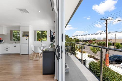 Lovely Renovated 2BR Townhouse WiFi Parking in Mitchell Park