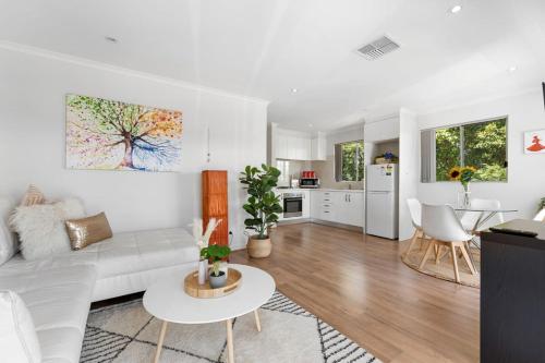 Lovely Renovated 2BR Townhouse WiFi Parking in Mitchell Park