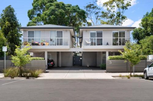 Lovely Renovated 2BR Townhouse WiFi Parking in Mitchell Park