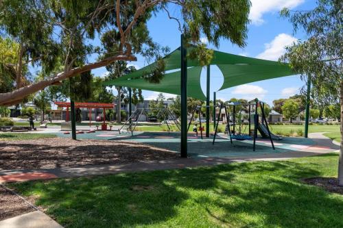 Lovely Renovated 2BR Townhouse WiFi Parking in Mitchell Park