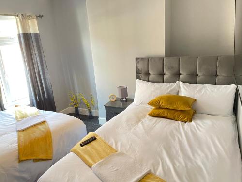 Hometel Digs Morden Comfy Home Can Sleep 11, Solihull