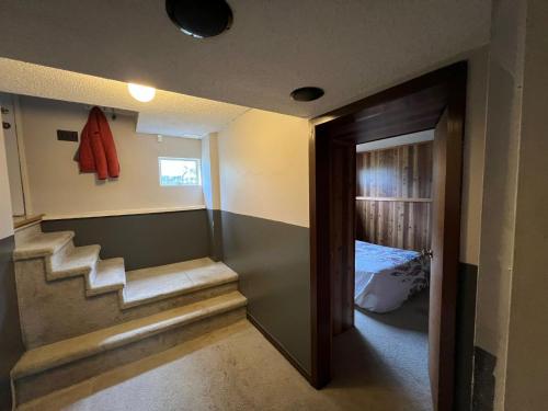 Cozy Carpeted Private shared room with Fireplace in Delta, Canada