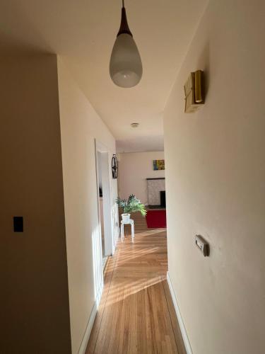 Cozy Carpeted Private shared room with Fireplace in Delta, Canada