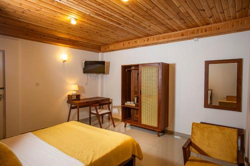 Double Room with Garden View image 3