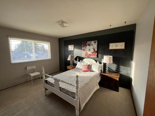 Large Artistic Double Bedroom