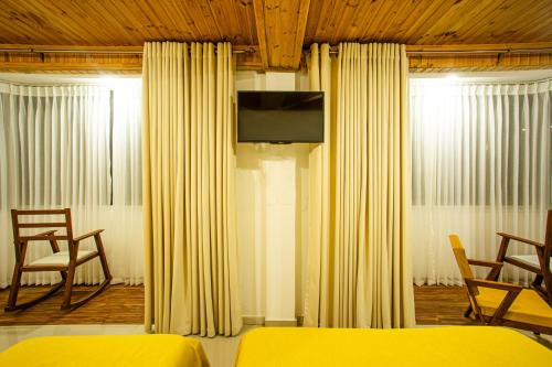 Family Room with Garden View image 5