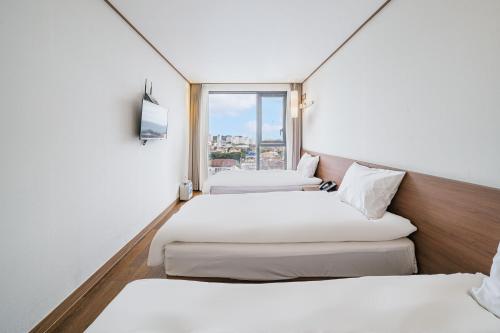 3 twin beds