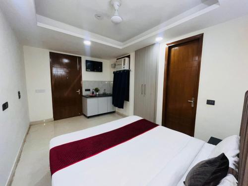 Hotel Saket Place - Near Saket Metro