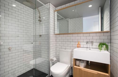 Complete Host CBD Lighthouse Apartments - image 2