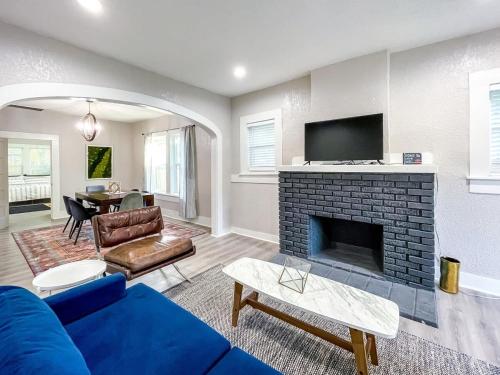 Sleek Dignowity Hill House with King Beds in San Antonio, USA