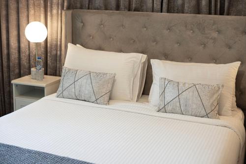 Lux 2BR Retreat Steps from Dubai Mall&Burj Khalifa, Dubai (photo 2)