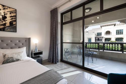 Lux 2BR Retreat Steps from Dubai Mall&Burj Khalifa, Dubai (photo 4)