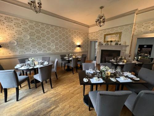 餐廳, manorhaus RUTHIN - manorhaus collection in 魯思因