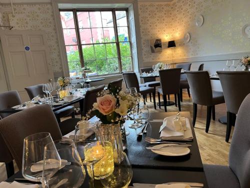 餐廳, manorhaus RUTHIN - manorhaus collection in 魯思因