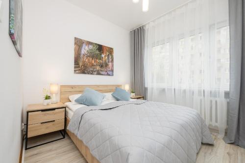 Bright Apartment in Warsaw Center with Two Bedrooms and Balcony by Noclegi Renters, Varšava