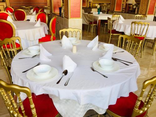 מסעדה, Hotel Les Ambassadeurs in אוראן