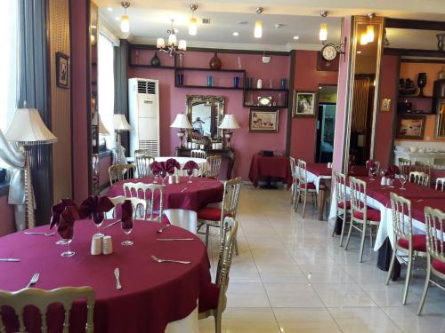 מסעדה, Hotel Les Ambassadeurs in אוראן