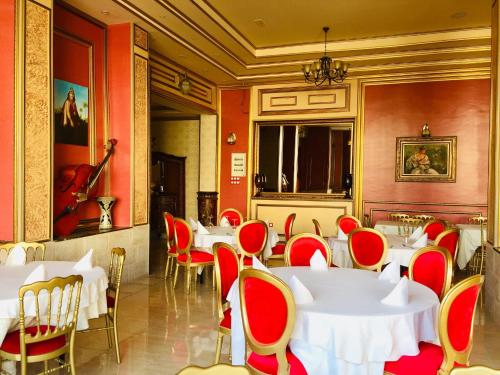 מסעדה, Hotel Les Ambassadeurs in אוראן