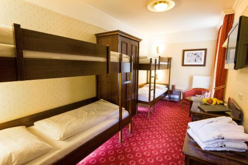 1 queen bed, 1 sofa bed