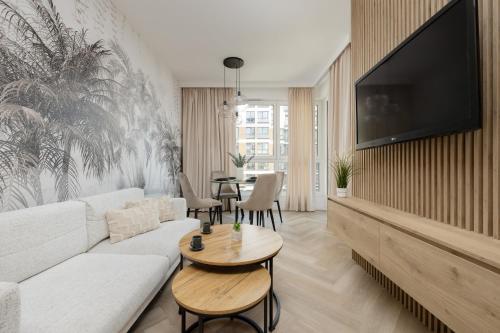 Elegant Mokotów Studio with Balcony and Parking by Noclegi Renters, Warsaw