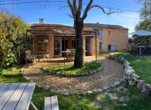 Le charme des vieilles pierres sur une vue d'exception gîte à louer Les Roussens