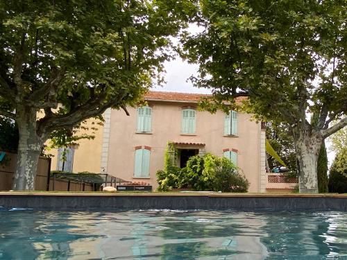Superbe villa avec piscine, jardin et terrasse aux portes d'Aix en Provence gîte à louer Les Milles