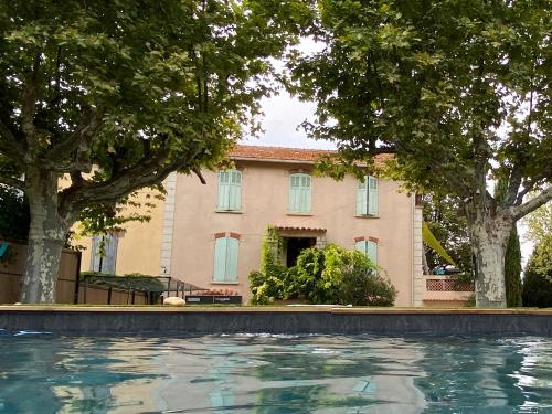 Superbe villa avec piscine, jardin et terrasse aux portes d'Aix en Provence