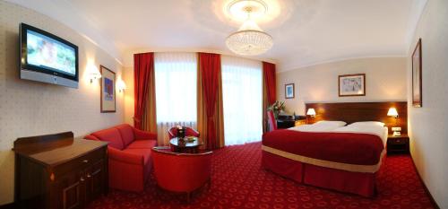 1 queen bed, 1 sofa bed