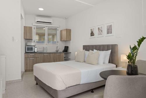 Phaedrus Living: Alkminis Seaside Suites Verano