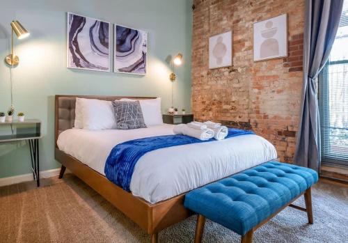 100 Year-Old Historic Brick 2BR Loft & Large Patio & Hammocks & High Ceiling in Durham (NC)