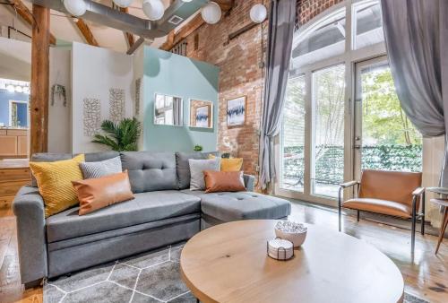 100 Year-Old Historic Brick 2BR Loft & Large Patio & Hammocks & High Ceiling in Durham (NC)